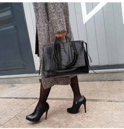 Spacious Black Shoulder Bag - Image 2
