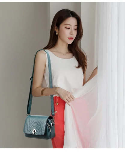 Alligator-inspired Pattern Shoulder Bag - Image 4